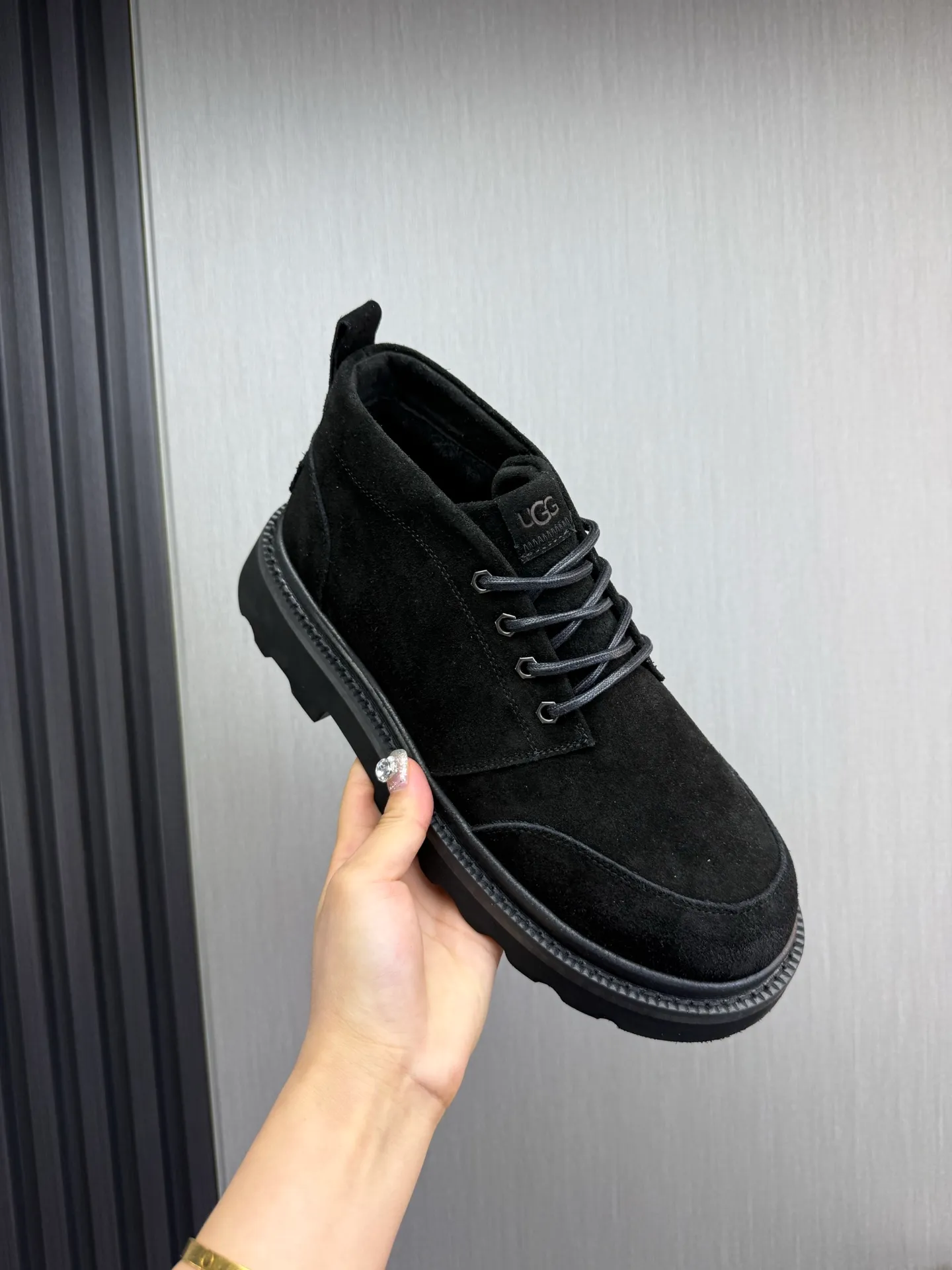 Men's shoes 💰620💰 New UGG fur integrated men's simple and fashionable snow boots. The most worth buying at the end of this year are warm casual shoes. Whether you are out and about at home, their comfortable and warm performance will be your most suitable fashion companion! The material is cowhide upper and imported wool is used inside. Warm and comfortable! The eva+ rubber patch outsole is cushioned, non-slip and wear-resistant, and has good elasticity. It is light and wear-resistant, comfortable and soft, and the new simple cut is more fashionable. It has both practicality and fashion sense, so you no longer have to worry about how to match it in winter, while still maintaining your fashionable taste. High-quality genuine wool. Look at the details for the material! Size: 39-40-41-42-43-44-44 sneaker size
